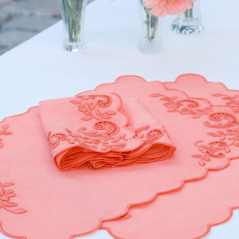 Royal Evalı Beyaz İş Servis Peçetesi – Nar Çiçeği